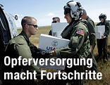 US-Soldaten verladen Hilfspakete in einen Hubschrauber
