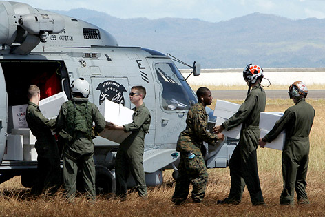 © APA/EPA/Francis R. Malasig US-Soldaten verladen Hilfspakete in einen Hubschrauber