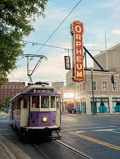 © Corbis/Dosfotos Eine Straßenbahn fährt in Memphis, Tennessee