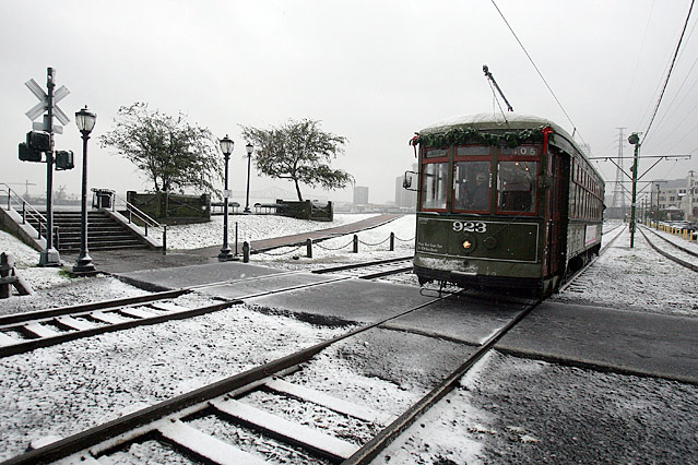 © Reuters/Sean Gardner Straßenbahn fährt entlang des Mississippi in New Orleans