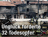 Schwarze Hausfassaden im Bereich des Zugsunglückes