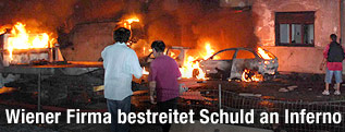 Straßenzug steht in Feuer