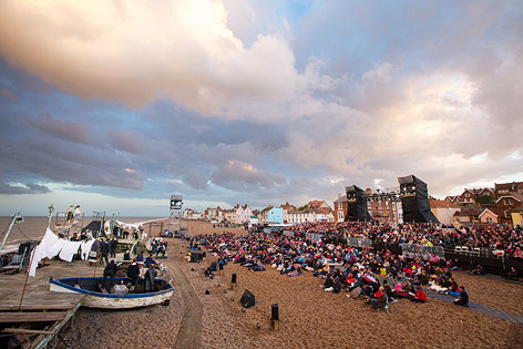 Aufführung von "Grimes on the Beach" in Aldeburgh