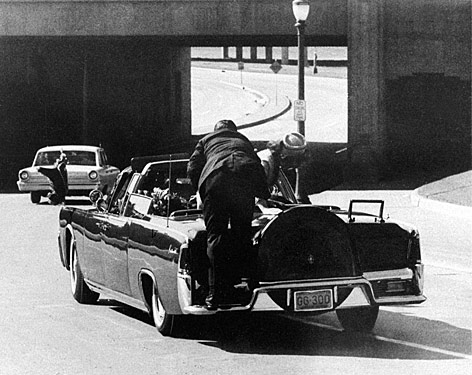 © AP/James W. Ike Altgens Die Limousine mit dem angeschossenen Präsidenten Kennedy auf der Rückbank von hinten fotografiert
