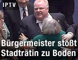 Rob Ford, Bürgermeister von Toronto, stößt eine Stadträtin zu Boden