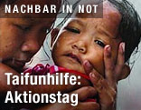 Mutter hält Kind auf dem Arm