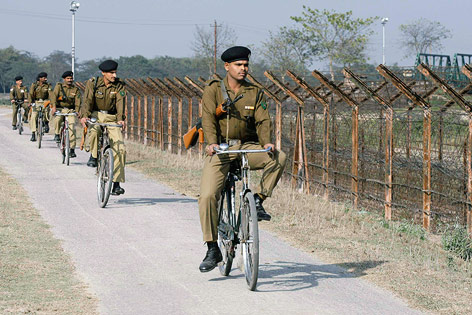 © Reuters/Rupak De Chowdhuri Indische Grenzsoldaten am Grenzzaun zu Bangladesch