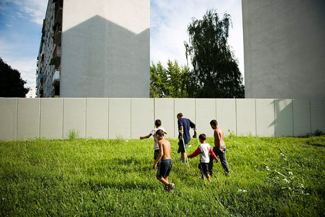 © picturedesk.com/EPA/Attila Balazs Roma vor einer Wand in Michalovce, Slowakei