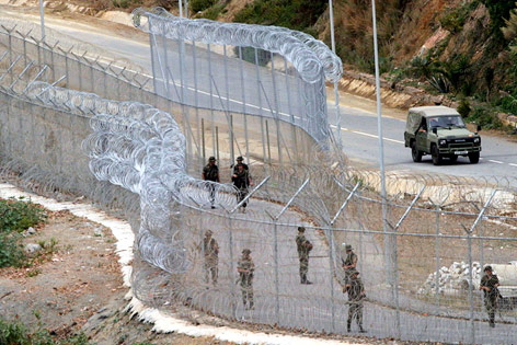 © Reuters/Anton Meres Spanische Soldaten zwischen Zäunen in Ceuta