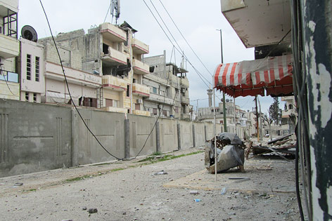 © Reuters/Shaam News Network Eine Mauer in Homs, Syrien trennt den Inshaat district vom Bab Amr district