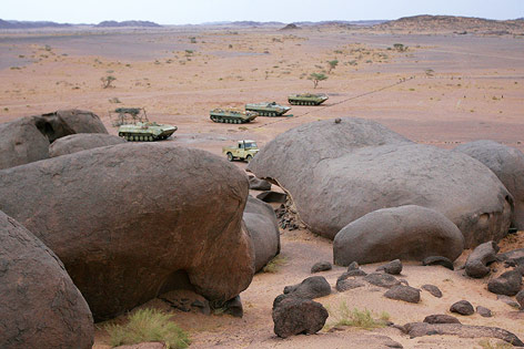 © AP/Francois Mori Verlassene Truppentransporter stehen an der Grenze zu Algerien in Westsahara