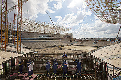 © APA/EPA/Sebastiao Moreira Odebrecht-Bauarbeiter arbeiten am Itaquerao-Stadion in Sao Paulo