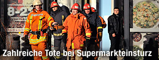 Rettungskräfte kommen aus Supermarkt