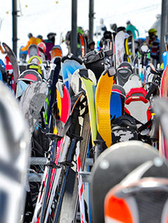 © Fotolia/lehvis Zahlreiche Paar Ski