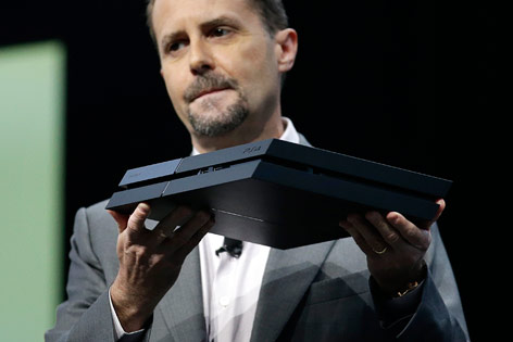 © APA/AP/Jae C. Hong Sony Computer Entertainment Präsident und CEO Andrew House präsentiert die PS4