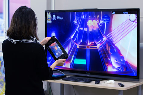 © Reuters/Charles Platiau Frau spielt mit Wii U