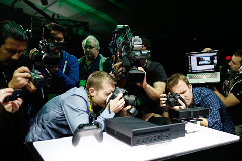 © Reuters/Nick Adams Fotografen vor einer Xbox One