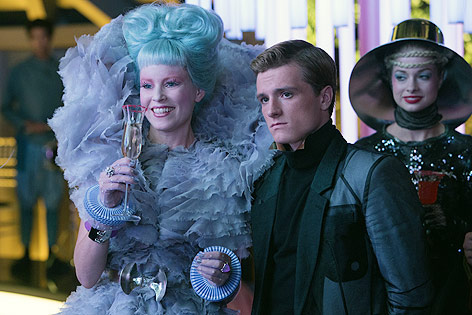 © Studiocanal/Murray Close Effie Trinket (Elizabeth Banks) und Peeta (Josh Hutcherson)