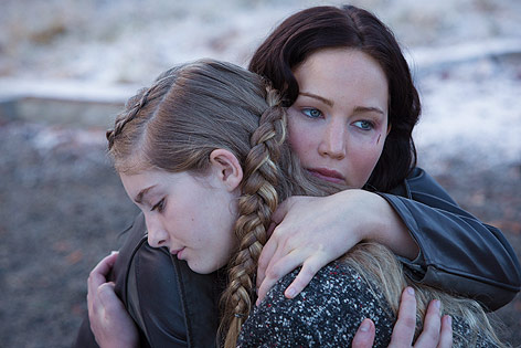 © Studiocanal/Murray Close Katniss (Jennifer Lawrence) und Primrose (Willow Shields)