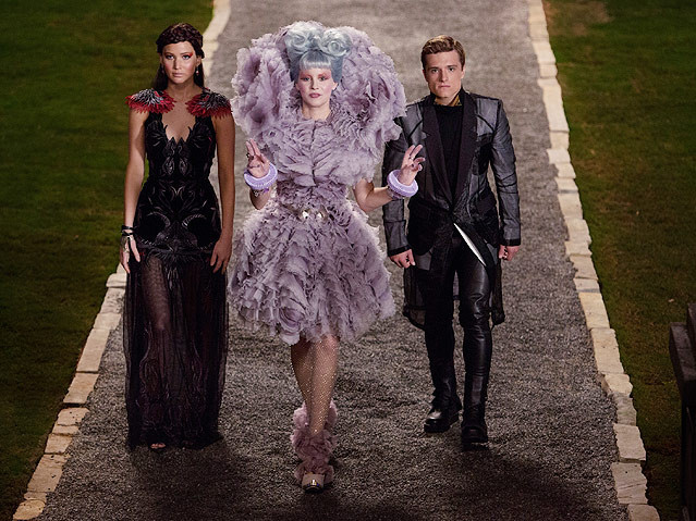 © Studiocanal/Murray Close Effie Trinket (Elizabeth Banks) mit ihren "Zöglingen" Katniss (Jennifer Lawrence) und Peeta (Josh Hutcherson)