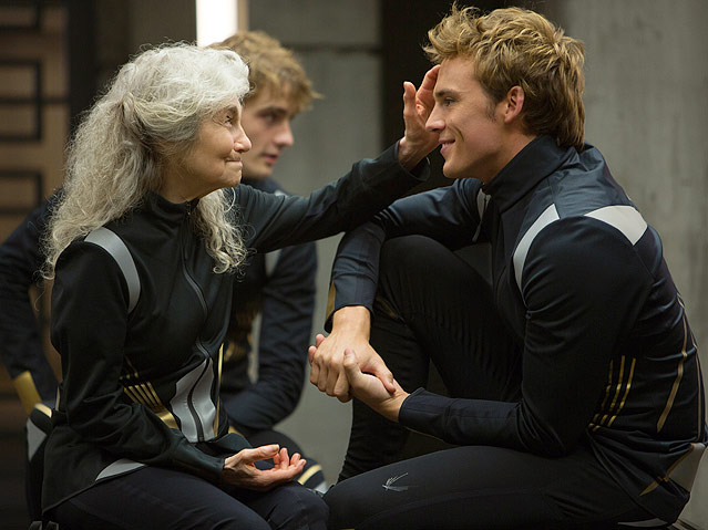 © Studiocanal/Murray Close Mags (Lynn Cohen, links) mit Finnick Odair (Sam Claflin, rechts)