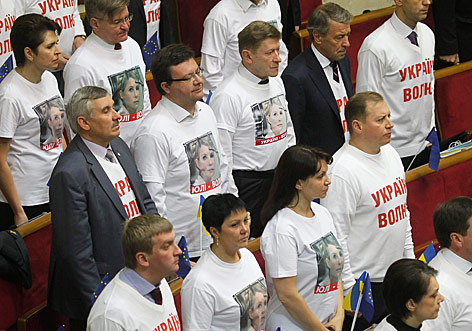 © APA/EPA/Sergey Dolzhenko Parlamentarier im ukrainischen Parlament in Kiew tragen T-Shirts mit einem aufgedruckten Foto von Timoschenko