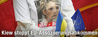 Ein Foto von Timoschenko auf einem T-Shirt eines Parlamentariers im ukrainischen Parlament in Kiew