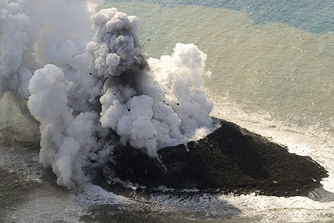 © APA/AP/Kyodo News Neuentstandene Insel der japanischen Küste vor Nishinoshima