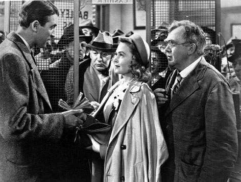 © AP James Stewart, Thomas Mitchell und Donna Reed im Film "It's a wonderful life"