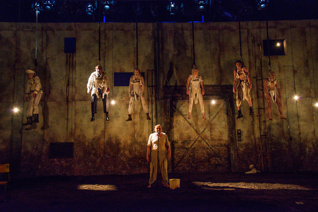© Lalo Jodlbauer Szene aus "Woyzeck" im Volkstheater