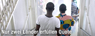 Zwei Flüchtlinge steigen eine Treppe hinunter