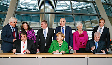 Angela Merkel (CDU), Horst Seehofer (CSU) und Sigmar Gabriel (SPD) unterschreiben den Koalitionsvertrag