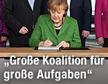 Angela Merkel (CDU), Horst Seehofer (CSU) und Sigmar Gabriel (SPD) unterschreiben den Koalitionsvertrag