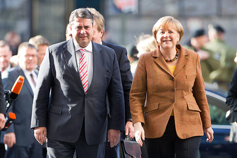 © APA/dpa/Maurizio Gambarini Bundeskanzlerin Angela Merkel (CDU) wird am 30.10.2013 im Willy-Brandt-Haus in Berlin vom Vorsitzenden der SPD, Sigmar Gabriel, am Willy-Brandt-Haus begrüßt.