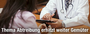 Frau beim Arzt