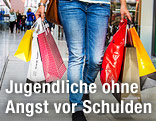 Frau mit vollen Einkaufstaschen