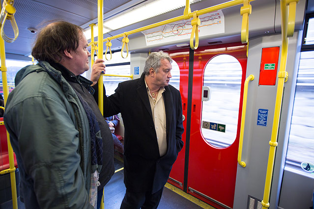 © ORF.at/Zita Köver Zwei Männer stehen in einer U-Bahn