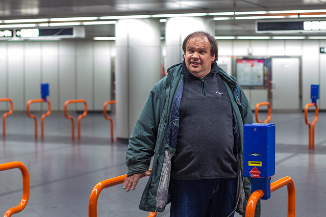 © ORF.at/Zita Köver Mann steht vor einem U-Bahn-Ticketentwerter