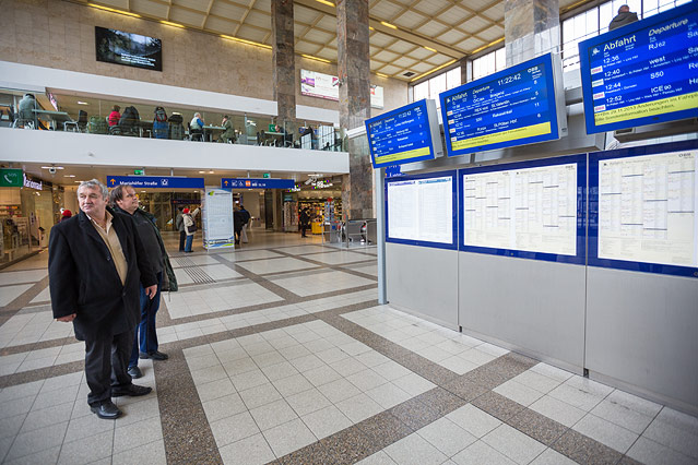 © ORF.at/Zita Köver Zwei Männer stehen vor der Bahnsteiganzeige am Westbahnhof