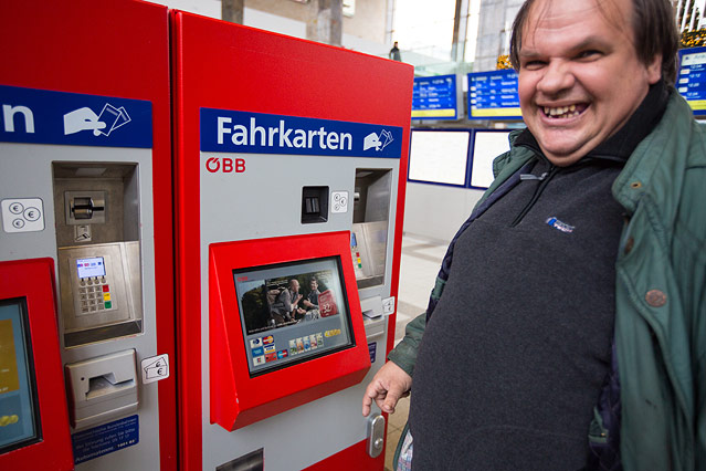 © ORF.at/Zita Köver Mann steht vor einem Ticketautomaten