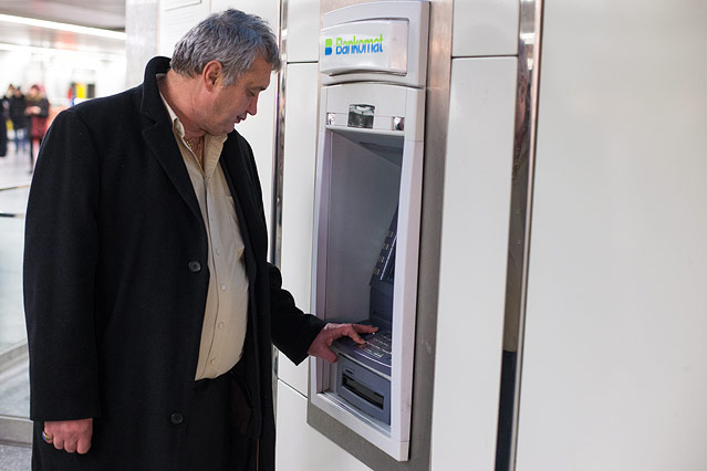 © ORF.at/Zita Köver Mann steht vor einem Bankomaten