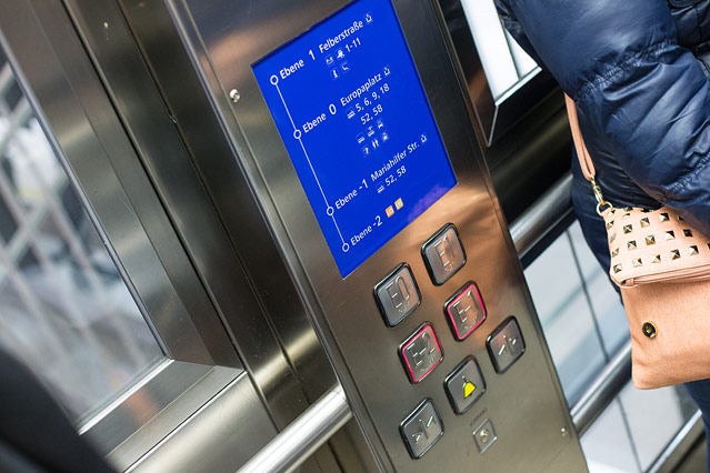 © ORF.at/Zita Köver Schild mit kleinen Symbolen in einem Lift