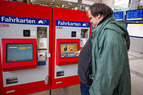 © ORF.at/Zita Köver Mann mit Lernschwäche vor einem Ticketautomaten