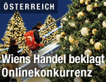 Weihnachtsbäume in Einkaufszentrum