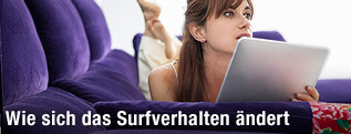 Frau mit Tablet auf Sofa