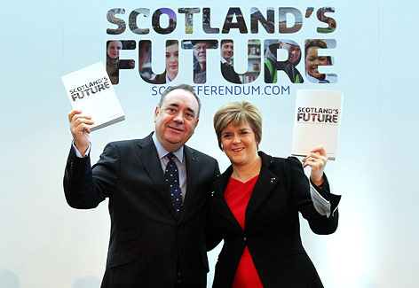 © APA/AP/Andrew Milligan Schottlands Erster Minister Alex Salmond (SNP) hält gemeinsam mit seiner Stellvertreterin Nicola Sturgeon jeweils eine Ausgabe des Buches "Scotland's Future" in die Höhe