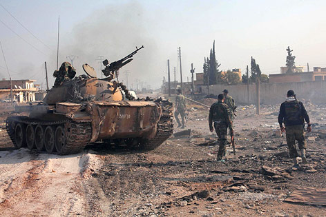 © Reuters/George Ourfalian Assad-treue Truppen neben einem Panzer