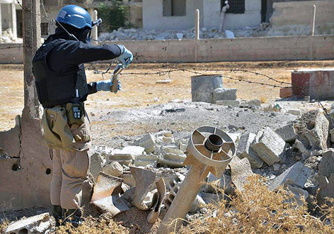 © APA/AP/United Media Office of Arbeen UN-Inspektor neben Raketenteil