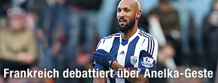 Nicolas Anelka hält sich den rechten Oberarm