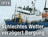 Festgefrorenes Forschungsschiff in der Antarktis